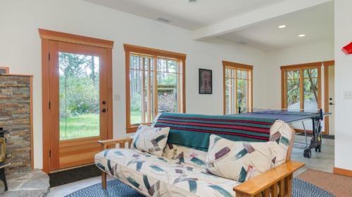 Ein Sitzbereich in der Unterkunft Goss Lake Chalet by AvantStay Lakefront w Dock Fire Pit Outdoor Dining Area