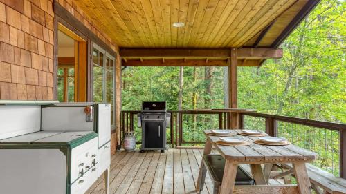 Galeriebild der Unterkunft Goss Lake Chalet by AvantStay Lakefront w Dock Fire Pit Outdoor Dining Area in Langley