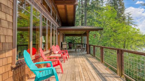 Ein Balkon oder eine Terrasse in der Unterkunft Goss Lake Chalet by AvantStay Lakefront w Dock Fire Pit Outdoor Dining Area
