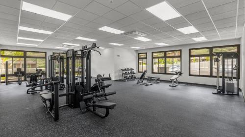 Fitness centrum a/nebo fitness zařízení v ubytování Makaha Hideaway by AvantStay 10 Minutes to Beach
