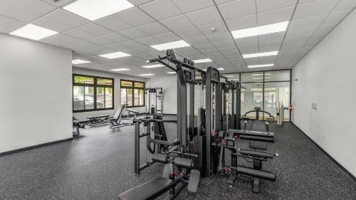 Fitness centrum a/nebo fitness zařízení v ubytování Makaha Hideaway by AvantStay 10 Minutes to Beach