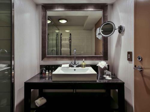 Um banheiro em Hotel St Moritz, Queenstown - MGallery Collection