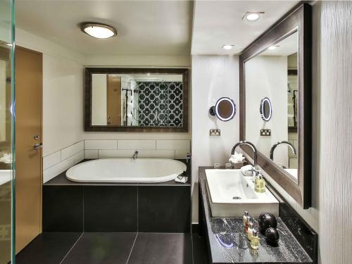 Um banheiro em Hotel St Moritz, Queenstown - MGallery Collection