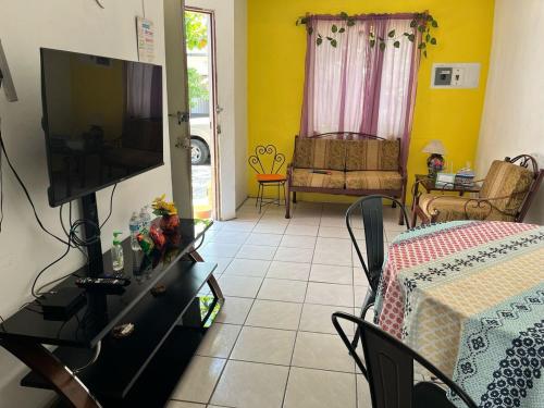 Μια τηλεόραση ή/και κέντρο ψυχαγωγίας στο Casa Ambar Aire acondicionado y FACTURA