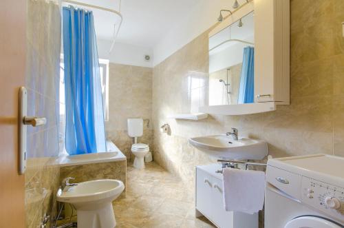 Et badeværelse på Apartments Ivana with the pool