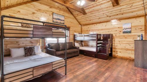 セバービルにあるBoon by AvantStay 40-Guest Luxe Smokies Retreatの木造キャビン内の二段ベッド付きのベッドルーム1室を利用します。
