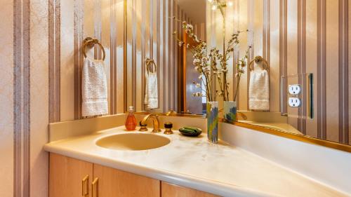 un bagno con lavandino e specchio di The Majestic Blue View by AvantStay Waterfront a Freeland