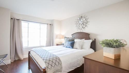 a bedroom with a bed and a desk and a window at Grapevine by AvantStay Secluded 5BR Villa 4 Acres of Vineyards Avo Groves in Temecula