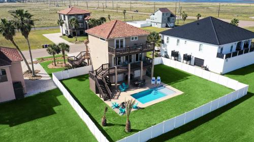 Πισίνα στο ή κοντά στο Boots Beaches AvantStay Golf Cart Brd Walk