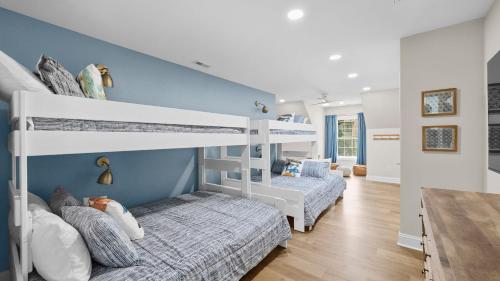 Postel nebo postele na pokoji v ubytování Bright Water Cove Priv DockBoat Ramp Waterfront Saltwater Pool AvantStay