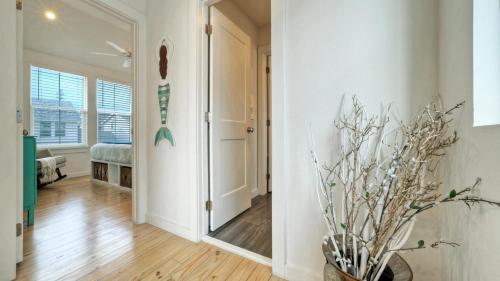 sala de estar con espejo y pasillo en Pool 1 Block to Alister Old Town Eateries Bluegrass Breeze by AvantStay, en Port Aransas