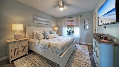 - une chambre avec un lit, une commode et une fenêtre dans l'établissement Beachfront Patio w Dune View 2 Pools Pickleball Cravin Waves by AvantStay, à Port Aransas
