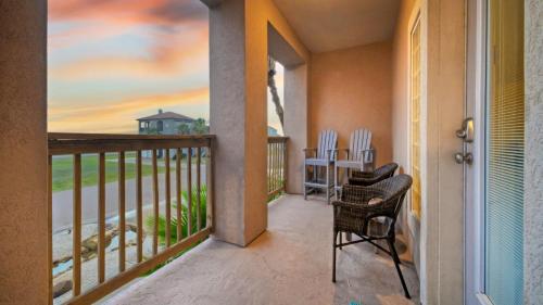 Μπαλκόνι ή βεράντα στο Walk to the Beach Golf Cart Rental Beach Boardwalk Balcony Views AvantStay