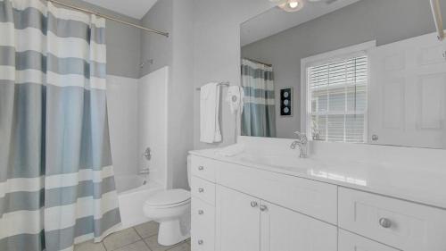 Bilik mandi di 6 10th Avenue by AvantStay Steps to the Beach Pool 2691 sqft