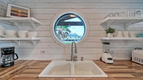 Η κουζίνα ή μικρή κουζίνα στο Peytons Place by AvantStay Walk to Beach