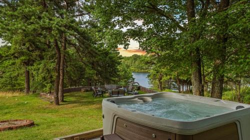 Gallery image of For Lake Sake by AvantStay Lakefront Hot Tub View in Long Pond