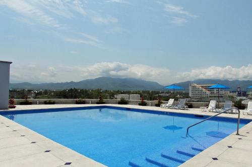 a large swimming pool on top of a hotel at One Puerto Vallarta Aeropuerto in Puerto Vallarta