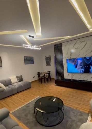 Televisyen dan/atau pusat hiburan di Stylish 3Bedroom Duplex in Gaduwa