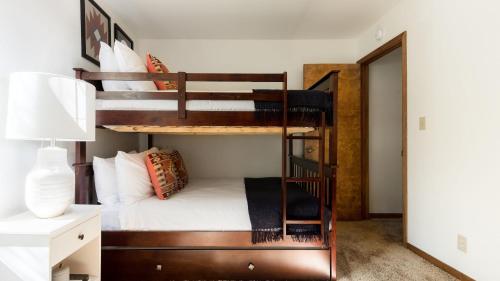 une chambre avec deux lits superposés et une lampe dans l'établissement Wolfe by AvantStay 5mins NorthStar w Hot Tub Fireplace 2 Private Decks, à Ponderosa Fairway Estates