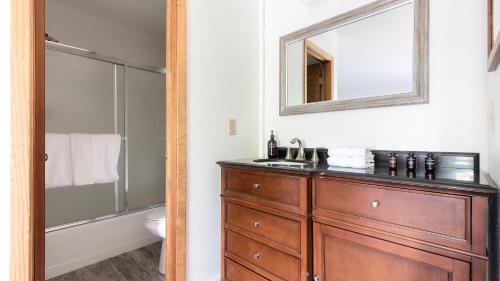 une salle de bain avec un lavabo et un miroir dans l'établissement Wolfe by AvantStay 5mins NorthStar w Hot Tub Fireplace 2 Private Decks, à Ponderosa Fairway Estates