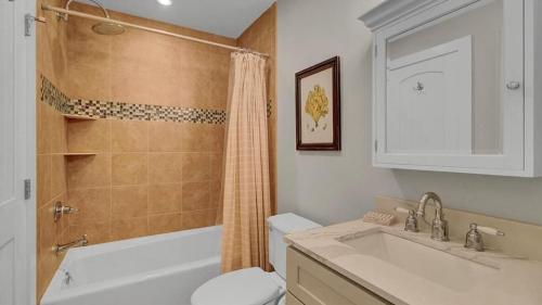 Un baño con lavabo, inodoro y ducha. en 19 Oyster Row by AvantStay Lakefront Home w Golf Course Views, en Isle of Palms