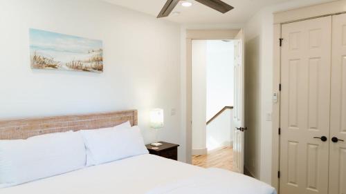 Voodi või voodid majutusasutuse 5 Mins to Beach Shared Pool Covered Deck Bikes Heron Cottage by AvantStay toas