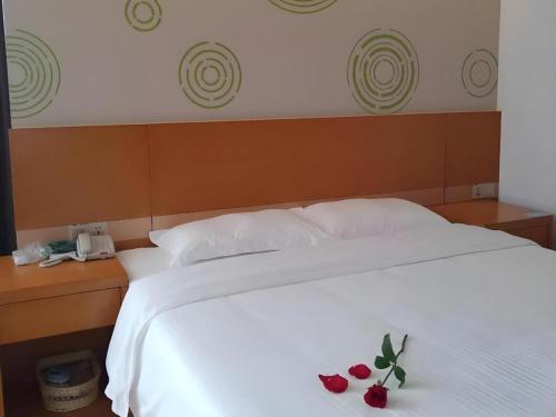 Ένα ή περισσότερα κρεβάτια σε δωμάτιο στο GreenTree Inn Anqing Yuexixian Wenquan Branch