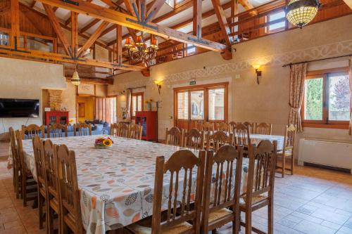 a large dining room with a table and chairs at La Cerca Entre Hoces-10-20pax-Amplios espacios comunes in Sebúlcor