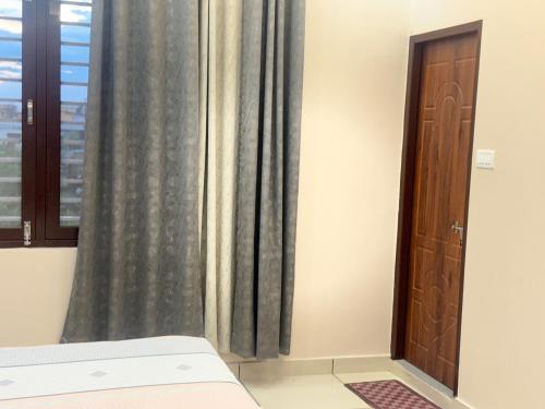 Una cama o camas en una habitación de Saranam