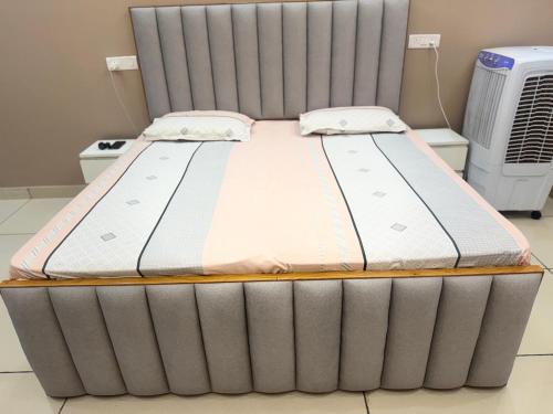 Una cama o camas en una habitación de Saranam