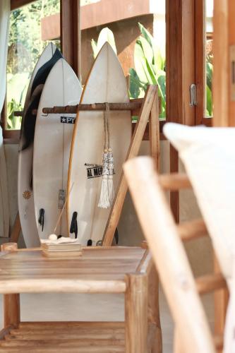 Un grupo de tablas de surf colocadas encima de una mesa. en JADA - New Quiet & Cozy House with Balinese Charm, en Bingin Beach