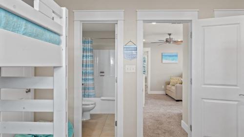 1 dormitorio con litera y baño en Teal Dreams by AvantStay 3 blocks to Beach Back Patio Seating, en Santa Rosa Beach