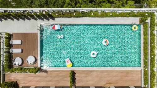 an overhead view of a swimming pool with people in it at Hyatt Place New Taipei City Xinzhuang in Xinzhuang