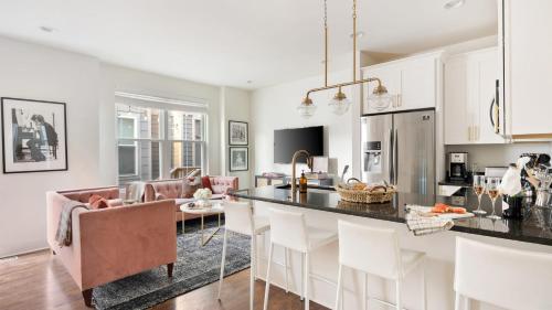 a kitchen and living room with a table and chairs at The Hart Suites by AvantStay in Nashville