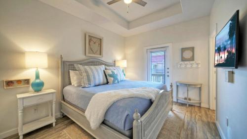 una camera da letto con un letto e una televisione di Sleeps 29 3 Homes Beachside Resort Pool Walk to the Beach a Port Aransas