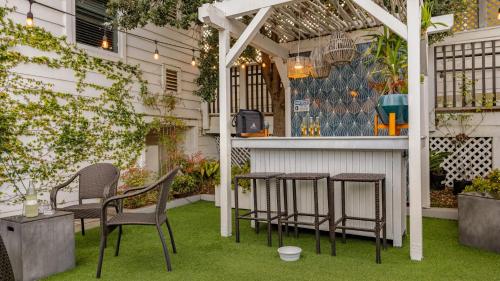 Κήπος έξω από το 2 Cayucan Bungalows Steps to Beach Shared Lounge Sleeps 12
