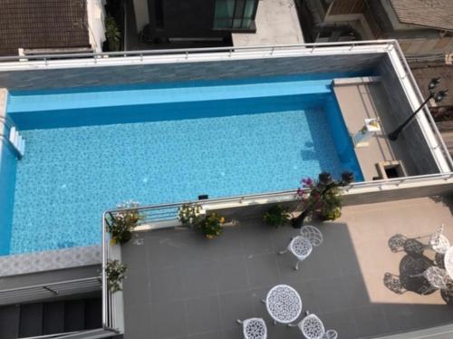 an overhead view of a swimming pool on a building at KS RESIDENCE Victory Monument in Bangkok