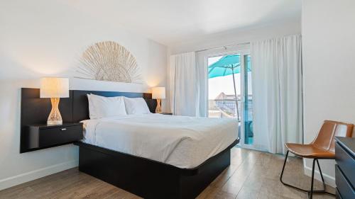 Ένα ή περισσότερα κρεβάτια σε δωμάτιο στο 2 Cayucan Bungalows Steps to Beach Shared Lounge Sleeps 12