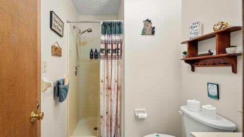 Ένα μπάνιο στο Shady Pines by AvantStay Enclosed Porch Game Rooms LakeBeach Access