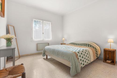 una camera da letto bianca con un letto e una finestra di Aux Portes Des Gorges Du Verdon a Peyroules