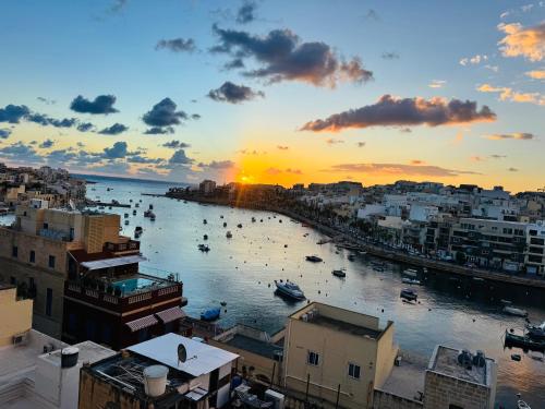 マルサスカーラにあるSeaview Escape Summer Nights Guesthouseの水上の船を乗り越えた港の夕日