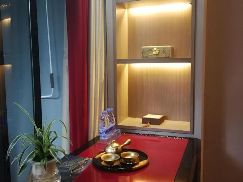 a room with a table with two pots and pans on it at Yuan Culture Hotel Shenzhen World Shajing in Shenzhen