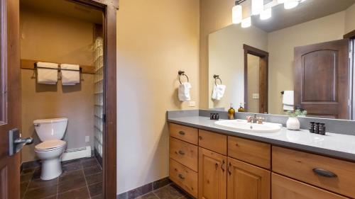 Koupelna v ubytování Frontier by AvantStay Incredible Mtn Views Hot Tub Gorgeous Breckenridge Home Close to Slopes