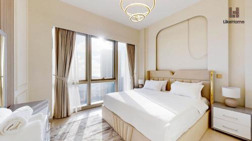 ドバイにあるSteps from Burj Khalifa & Dubai Mall Luxury 2BR Balcony Overlooking Dubai Skyline Like Homeの大きなベッドと大きな窓のある寝室