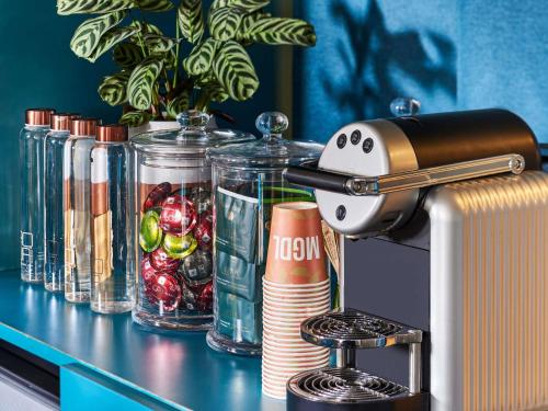 a juicer sitting on top of a counter with drinks at Mercure Paris Gare De Lyon TGV in Paris