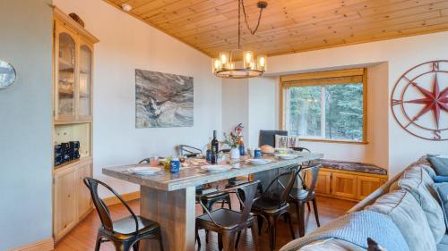 a kitchen with a table and chairs in a room at Golden Summit by AvantStay Stunning Secluded Cabin w Access to Tahoe Donner in Truckee