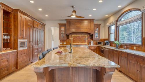 Η κουζίνα ή μικρή κουζίνα στο Cozy Edwards Retreat w Fireplace Near Ski Resort Osprey Nest by AvantStay