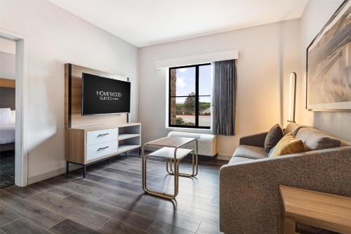 Телевизор и/или развлекательный центр в Homewood Suites Beaumont