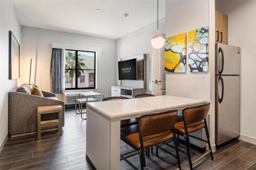 Телевизор и/или развлекательный центр в Homewood Suites Beaumont