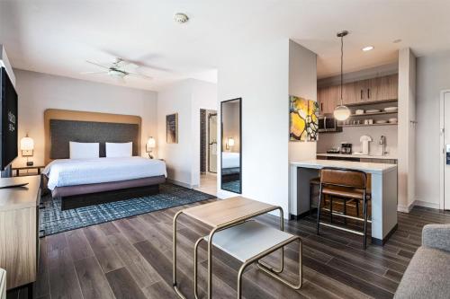 Кровать или кровати в номере Homewood Suites Beaumont
